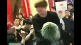 تاي يقبل جونغكوك  امام الجميع 😳!! تايكوك يقبلون بعض 💋🔞 Kiss Vkook