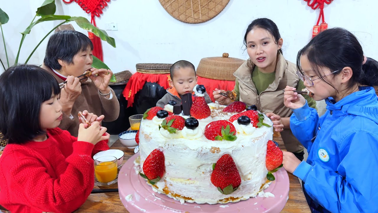 Десятый день рождения Ниннин прошел просто и радостно: ее ждал вкусный ужин и домашний торт.