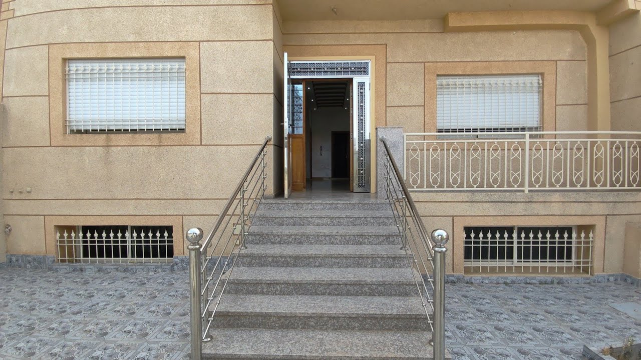 فيلا فاخرة للبيع في بن سليمان فيها لكاف وسفلية والطابق الأول مساحتها الإجمالية 213 محفظة ومسجلة 