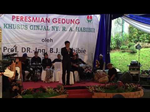 Cakra Khan - Mencari cinta sejati Ost. Rudy Habibie Di bandung (Live) Cakra Khan - Mencari cinta sejati Ost. Rudy Habibie Di bandung (Live)