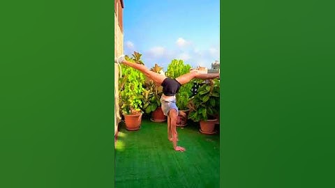 Handstand Challenge 🤸‍♀ Flexibility Stretch 🥰 #shorts
