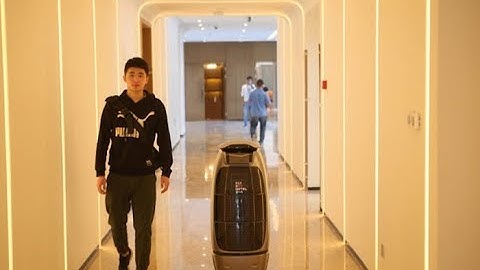 Khách sạn dùng robot và AI thay cho nhân viên | VTV24