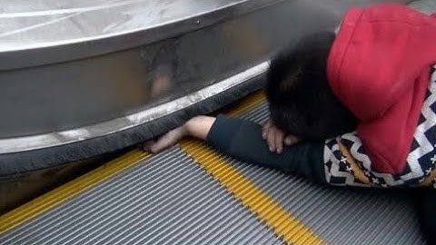 شاهد بالفيديو كيف تم إنقاذ يد طفل😱😦 عندما قام الدرج الكهربائي بسحب يده😱