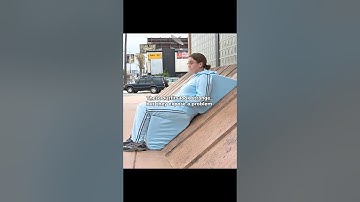 Eenvoudige pakken die de gebreken van de moderne architectuur blootleggen.