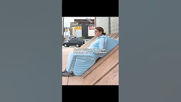 Eenvoudige pakken die de gebreken van de moderne architectuur blootleggen.