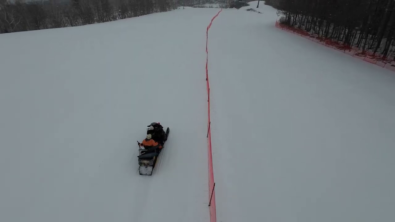 スノーリゾートロマンスの神様ゲレンデでファーストトラック空撮