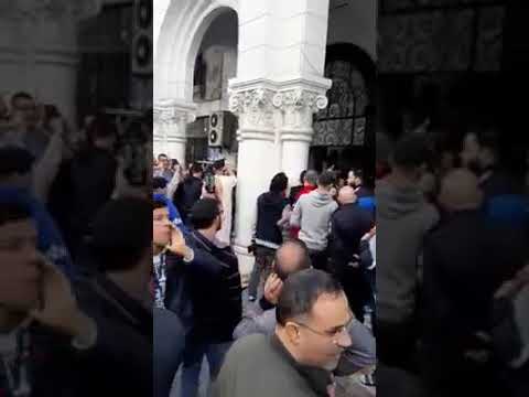 لن تصدق ماذا حدث في مسجد التقوى بباب الواد إمام  يسئ للحراك والمصلون يردون عليه الجمعة 42