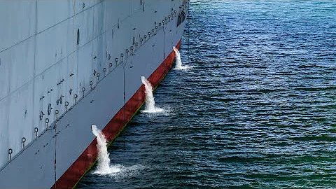 Why Do SMALL HOLES on Aircraft Carriers Constantly Release Water? - DayDayNews