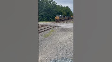 Engineer LAYS On The Horn! #train #railfan