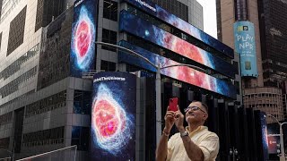Les images du télescope James-Webb diffusées sur les écrans de Times Square