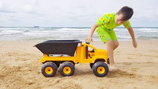 अली ने रेत से एक खिलौना कार बनाई, समुद्र तट पर खेल रहे बच्चे sand toys on the beach