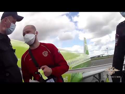 В аэропорту Толмачево полицейские задержали авиадебошира