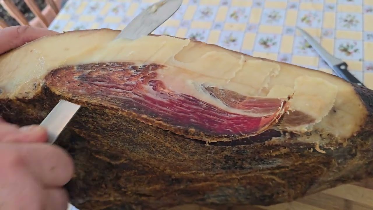 Stigao pršut iz Cetinske krajine Domaćin svira na njemu