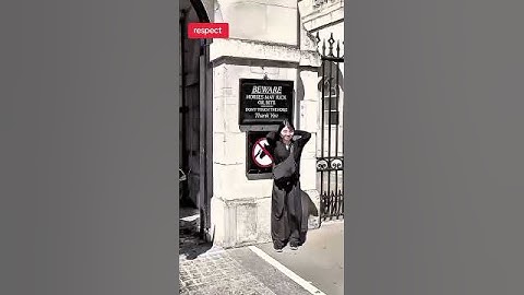 Don’t mess with the king’s guards #history #britishsoldier #tourist