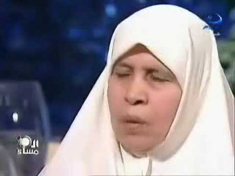عندما بكت منى الشاذلي مع أم نضال