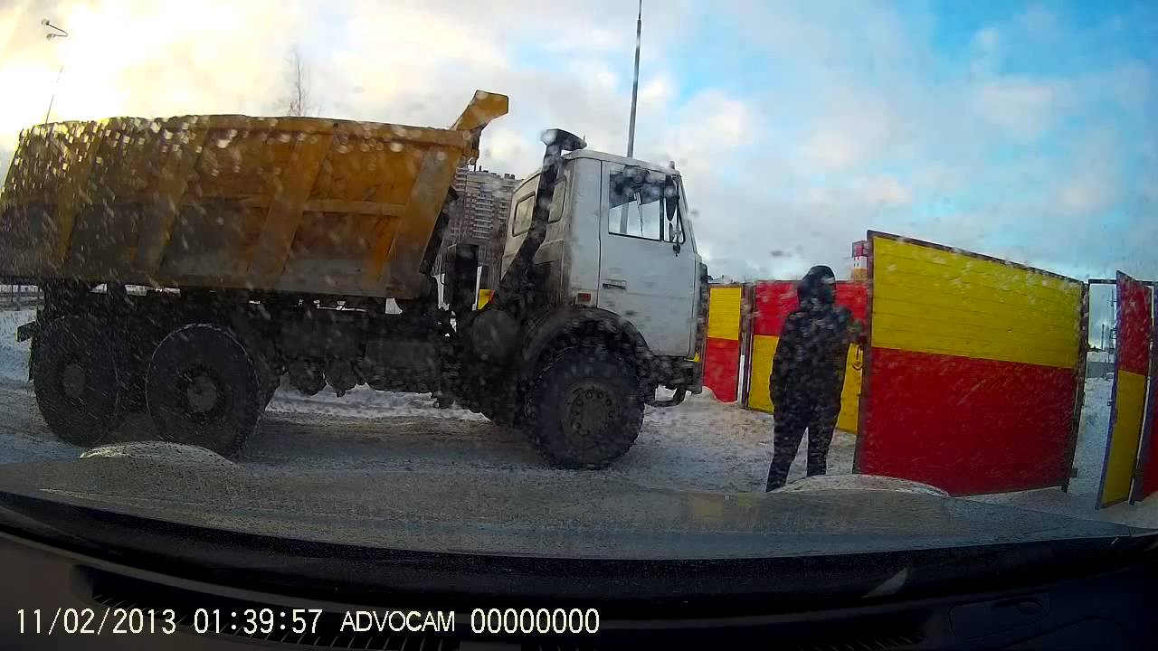 Тримата мъже и вратата! - YouTube