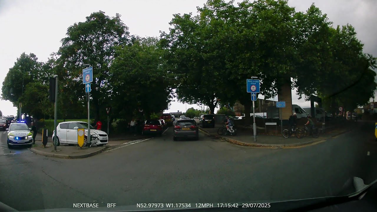 BFF #70 UK Dash Cam Compilation - Bad Drivers, Car Crash Aftermath, Classic Cars 