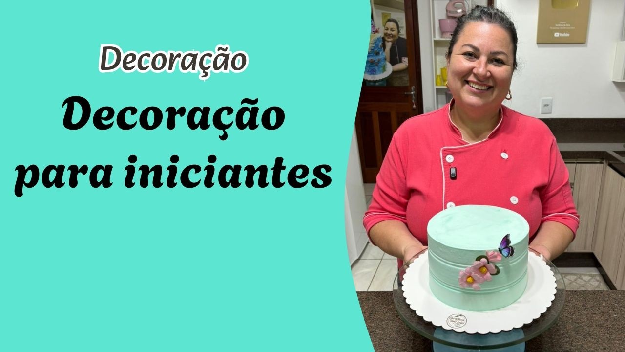 Decorando bolo em chantilly com espátula decorativa