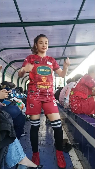 DELISA HERLINA..GOYANG DULU SEBELUM OLAHRAGA