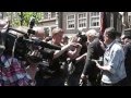 Burgemeester v.d. Laan populair bij meisjes op de wallen.