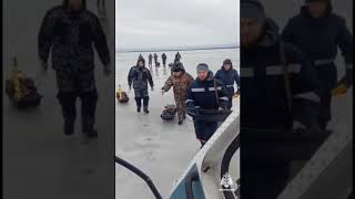 Кадры спасения рыбаков в Финском заливе