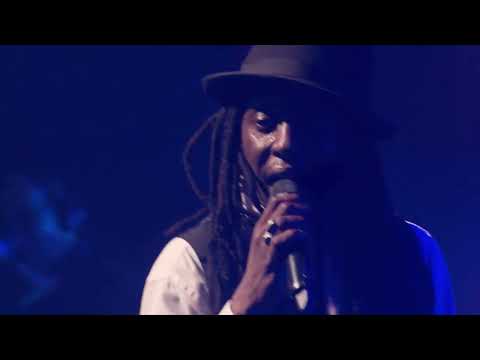 Faada Freddy - We Sing In Time (Chorale) (Olympia de Paris)