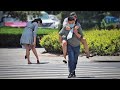 Young Woman Walks Barefoot On The Street | Social Experiment 女生提着高跟鞋赤脚走在路上，得知原因后，路人纷纷将她背起（社会实验）