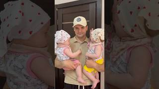 Двойняшек отправили гулять с папой #двойняшки #baby #малыш  #дети #влог #семья #twins #shorts