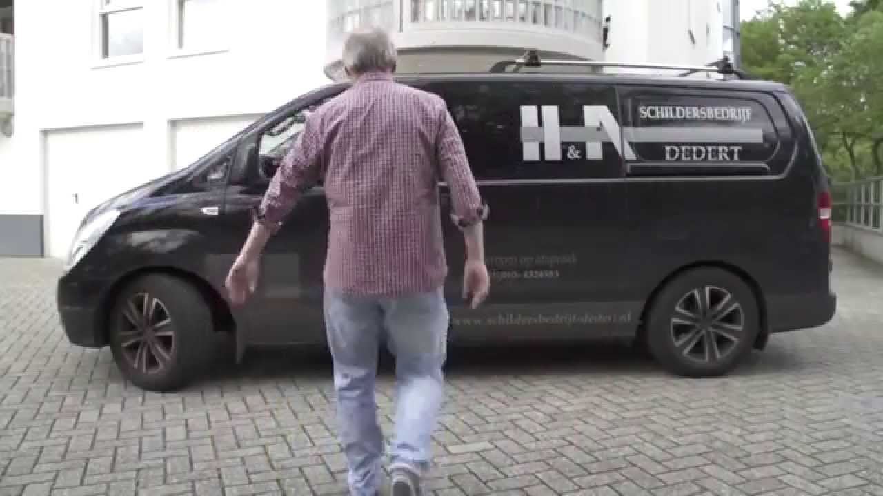 Martin van Waardenberg leert stucadoren en behangen