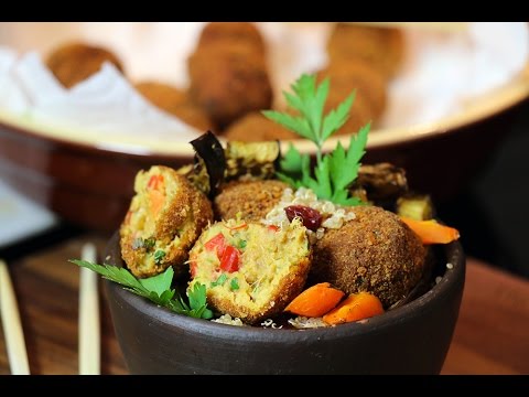 boulettes-au-thon-croustillantes,-salade-de-quinoa-et-légumes
