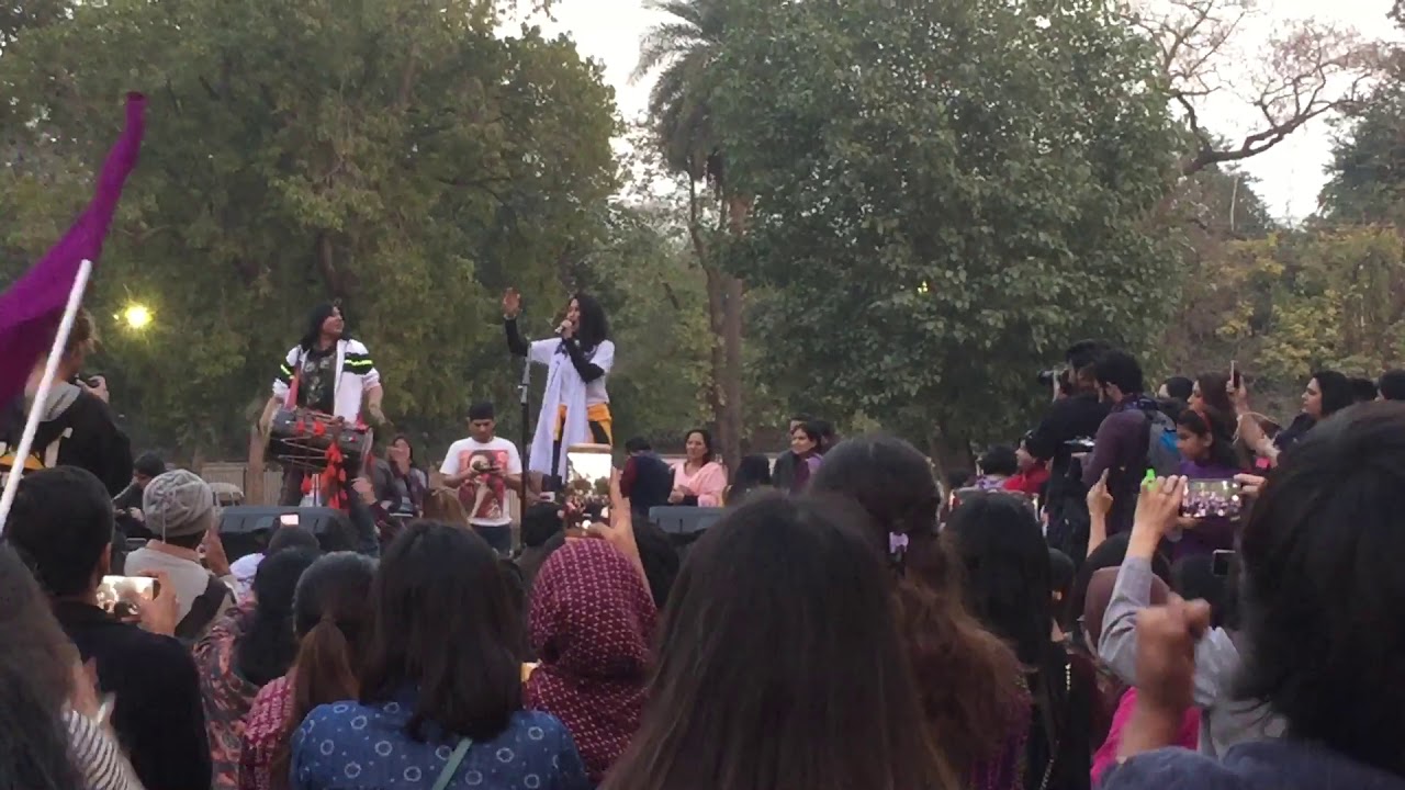 Meesha Shafi performing at Aurat March, Lahore 