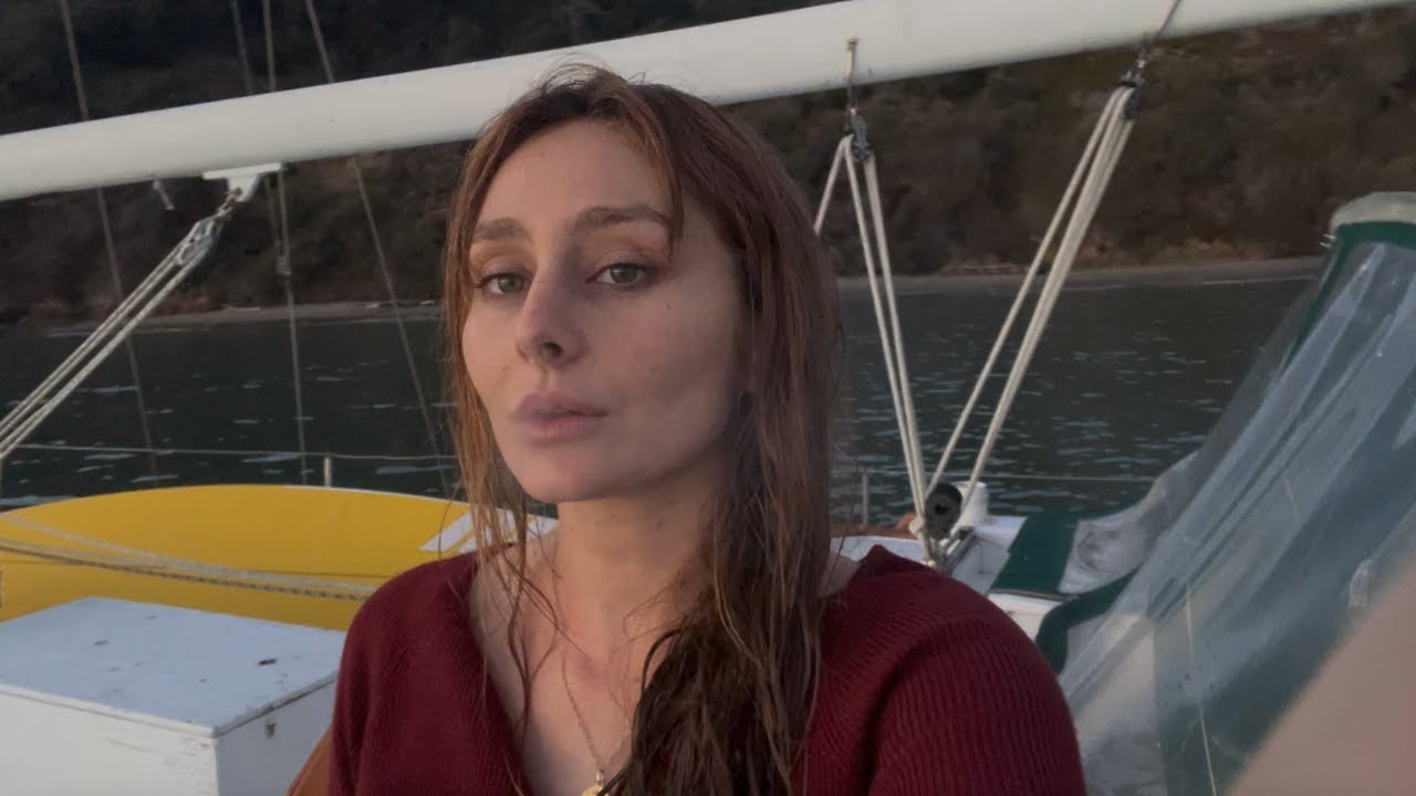 Курение зеленых ментолевых сигарет Dunhill на парусной лодке