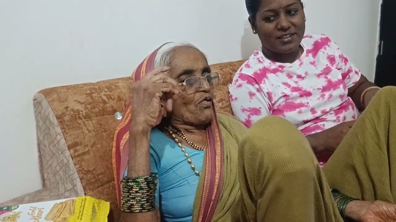 स्वातीच्या आईने काय दिले खाऊ बघा..आजी हात सुजला तरी दवाखान्यात जायला नको म्हणते😐#punyachebiruswatu 