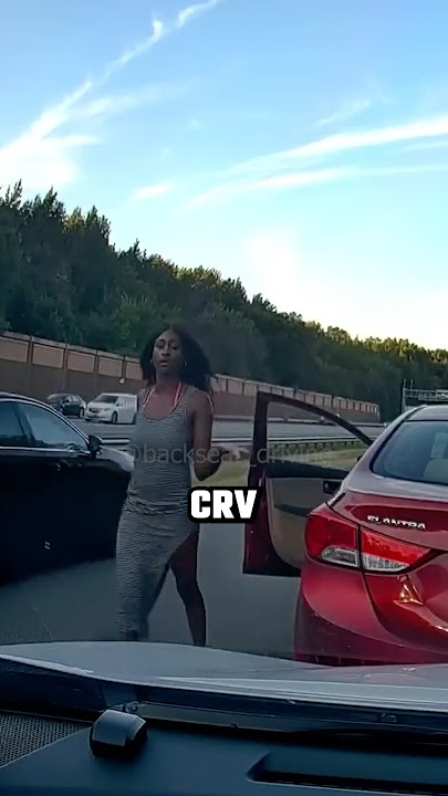 😲😡 Crazy Karen driver causes chaos on the road