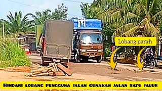 sopir truk muatan berat sabar gantian lewat