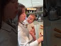 【一臉疑惑】看媽煮飯好困惑 寶寶歪頭超有戲｜寶寶｜可愛｜有戲｜反應