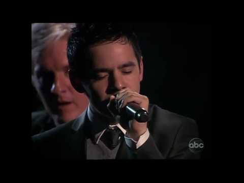 David Archuleta singing Contigo en la distancia at...