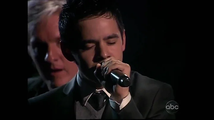 David Archuleta singing Contigo en la distancia at...