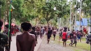 PERANG SUKU DI DISTRIK KAWAMKI NARAMA DANGWANG VS KIKON SEMOGA SEPAT AMAN 