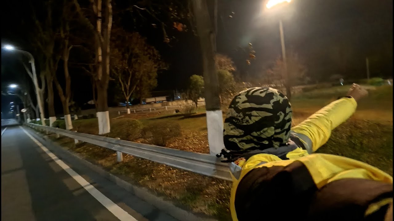 1个人两台车自驾中国，没路费了，就停下来送外卖