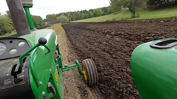 Kolik spodních pluhů může 4020 táhnout?