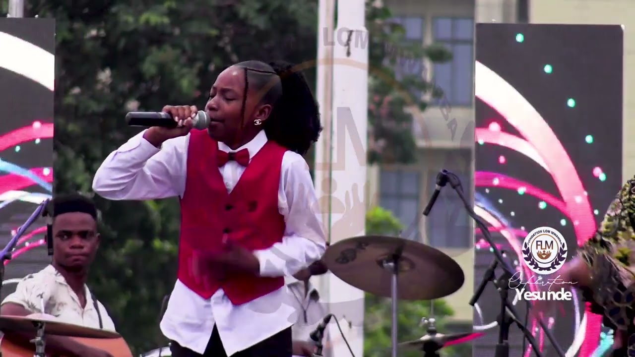 SOEUR ESTHER AMURI  CELEBRATION YESU NDE CHAMPION PALAIS DU PEUPLE