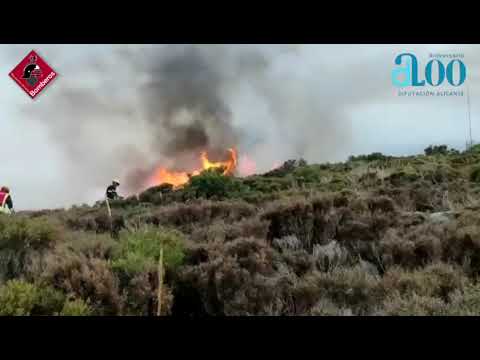 Labores de extinción del incendio iniciado en la cala Llebeig entre Moraira y Benitatxell