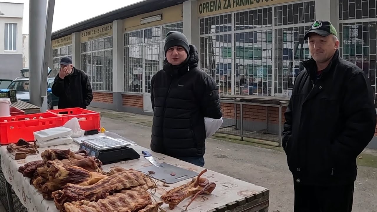 Gradska tržnica/pijaca. Meda i mesa po dobroj cijeni