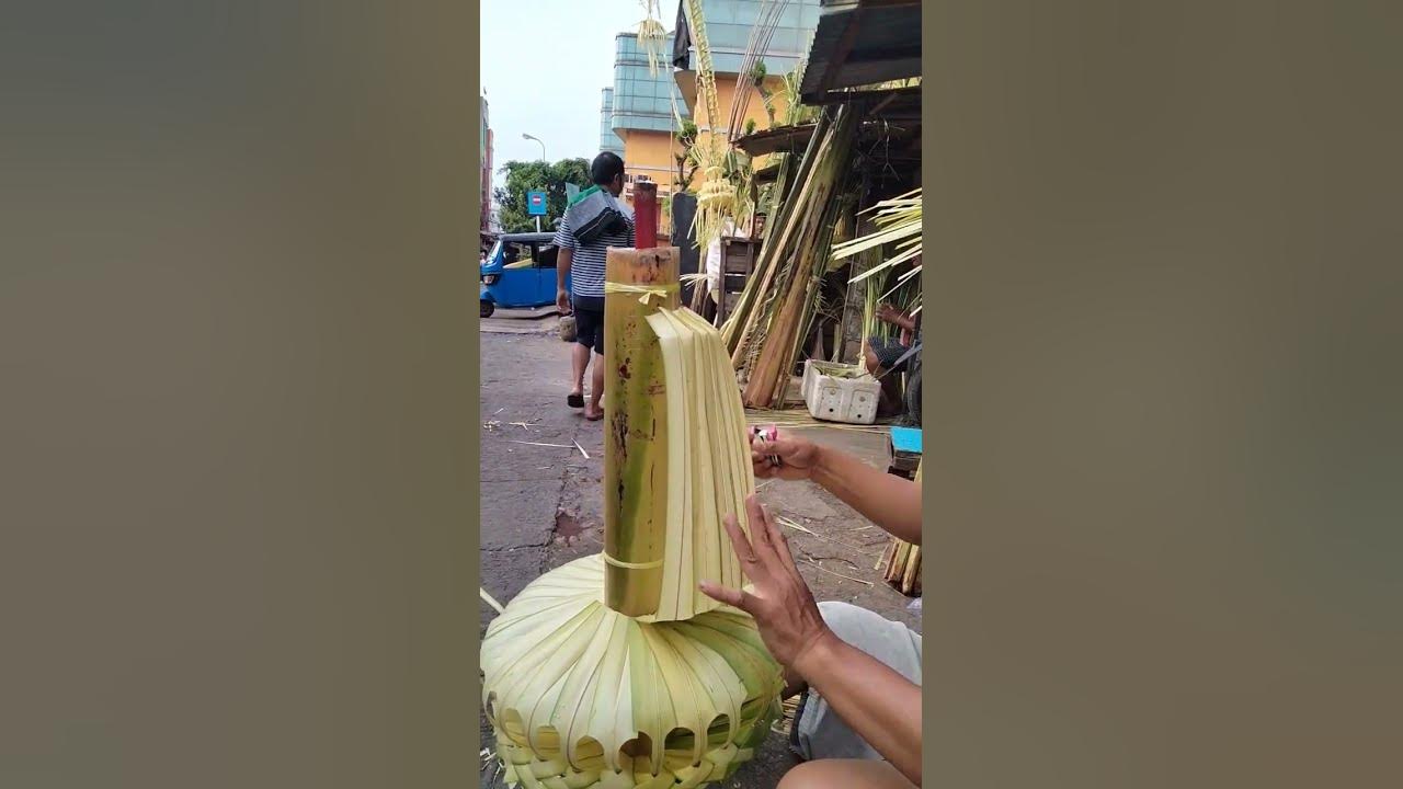 lampion dari janur kuning untuk tanda pesta #riantodekorasijanur lampion dari janur kuning untuk tanda pesta #riantodekorasijanur