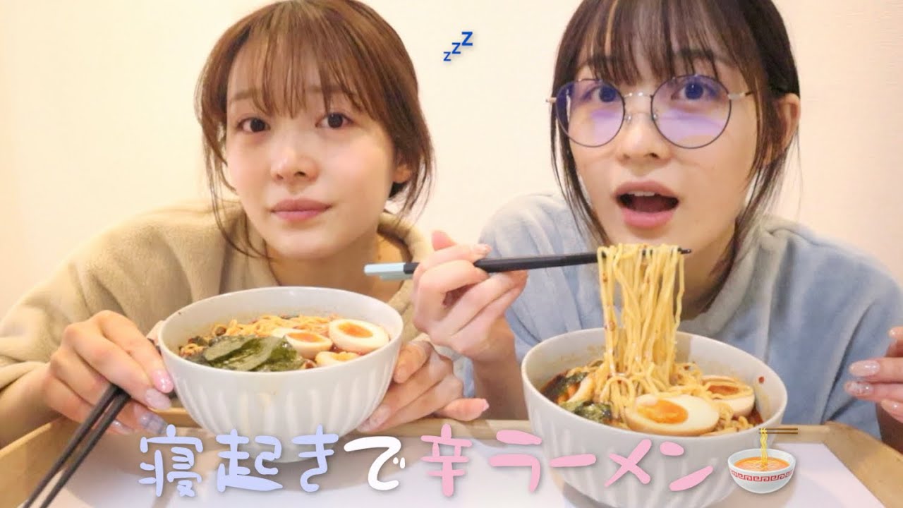 寝起きすっぴんでラーメン食べる双子🍜