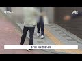 발코니서 애정행각 벌이다 ´쿵´…주차된 차 위로 떨어진 여성 / JTBC 사건반장