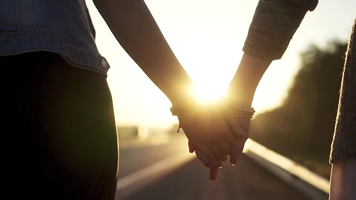 girlfriends hand at sunset closeup girls hold hands and walk - DayDayNews