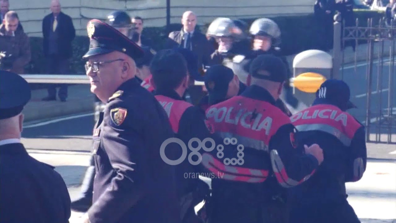 Ora News - Video nga protesta/ Momenti kur efektivja e policisë humb gishtat