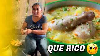 Sopa de arroz de cebada con pollo criollo al estilo de Doña Viky
